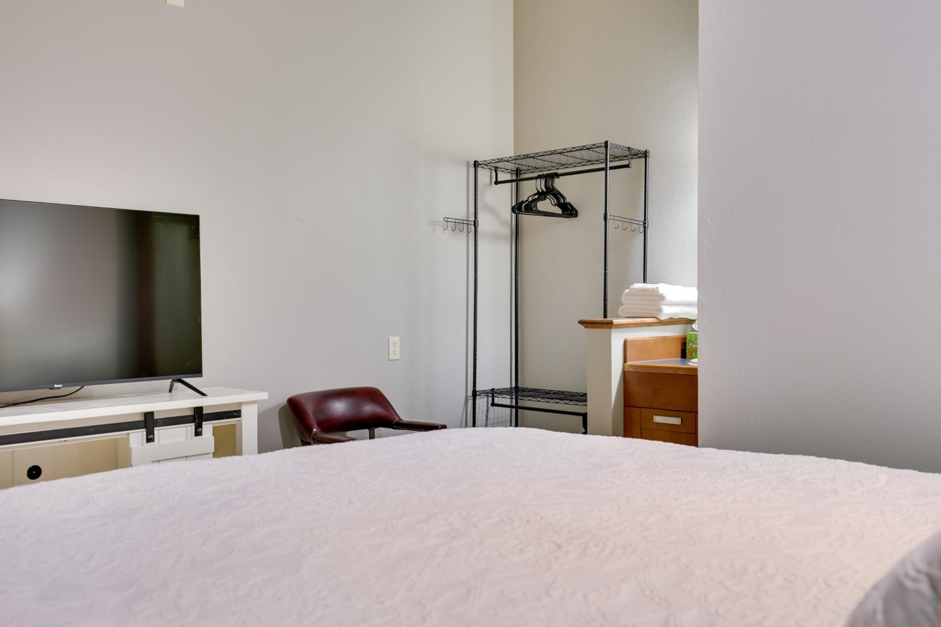 Ultimate Convenience Historic Dtwn Marshall Apt!