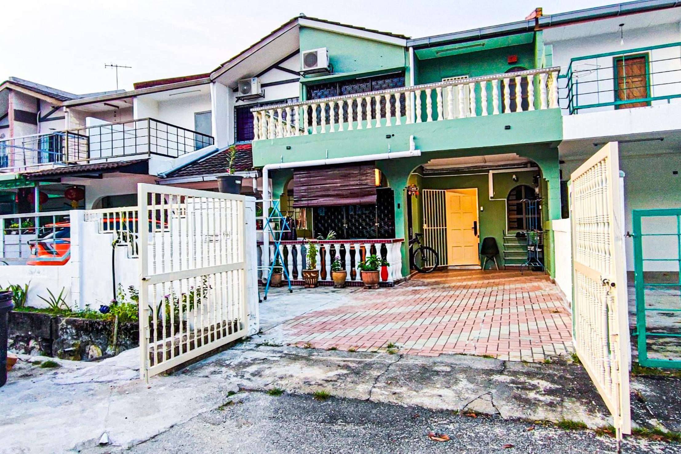 Lovely Six-Bedrooms Home at Bandar Sunway by HCK