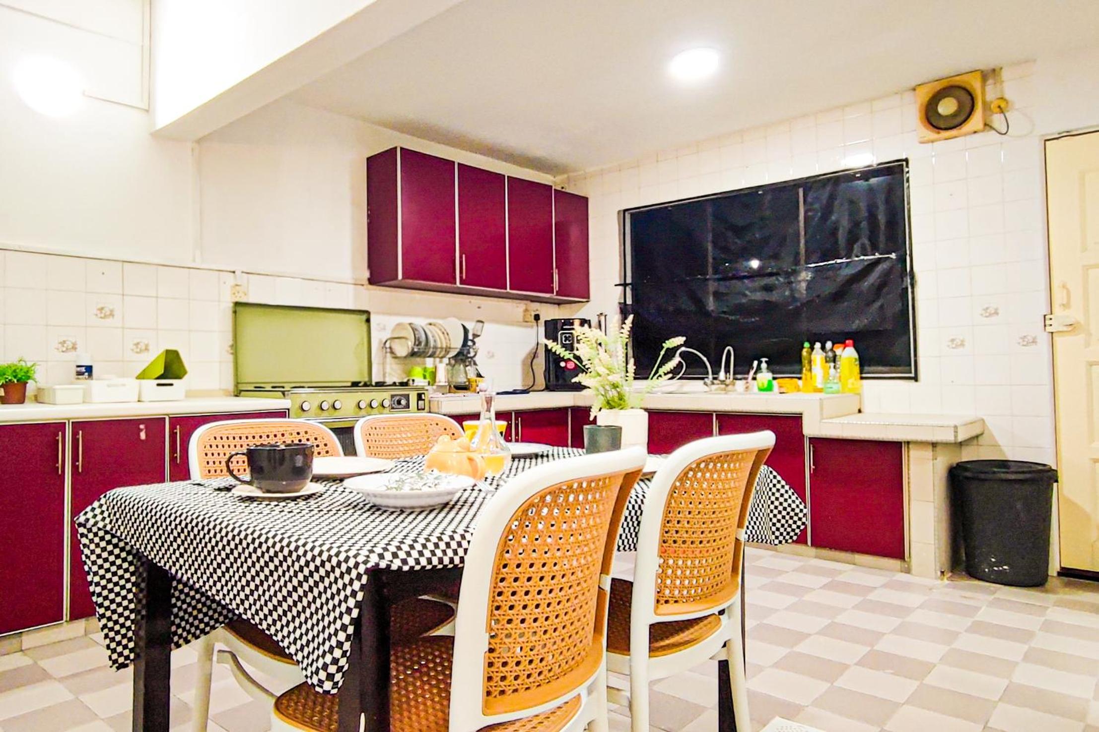 Lovely Six-Bedrooms Home at Bandar Sunway by HCK