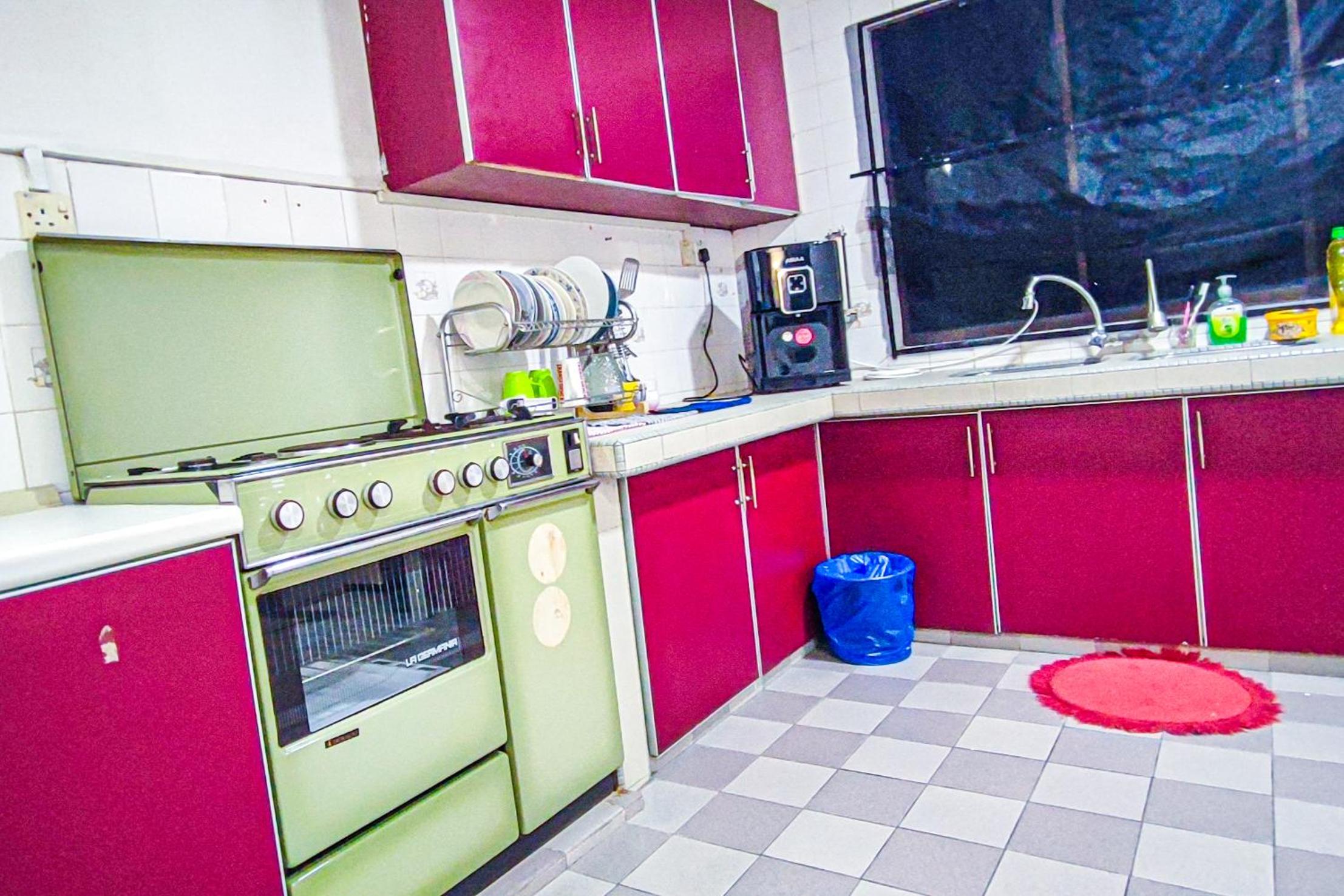 Lovely Six-Bedrooms Home at Bandar Sunway by HCK