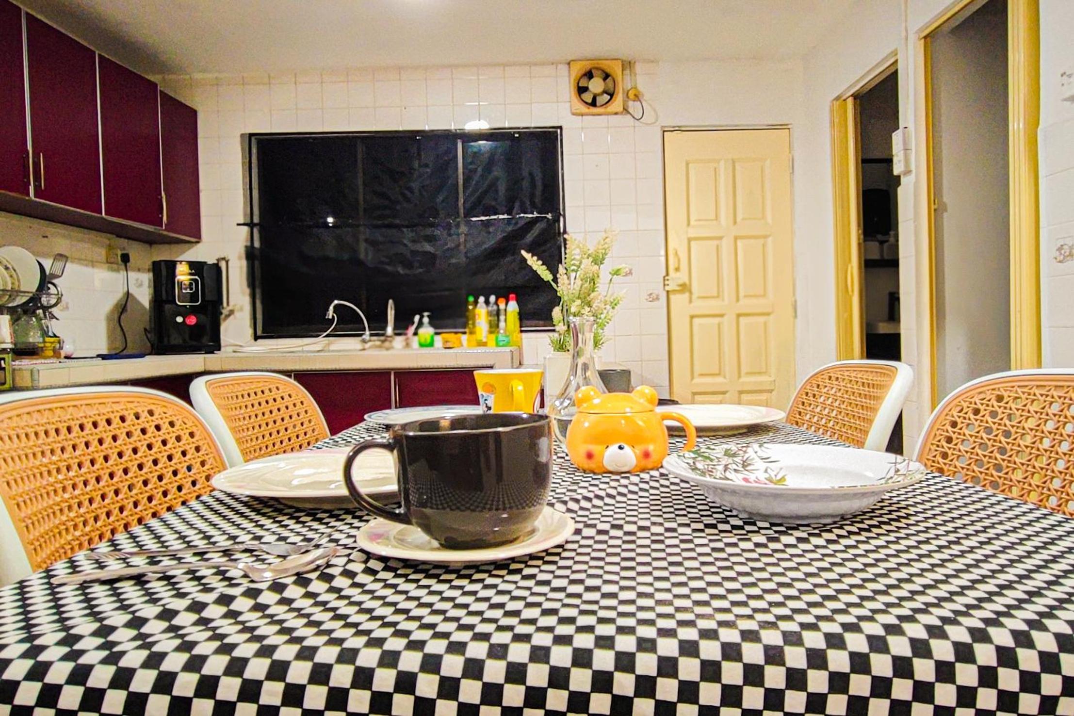 Lovely Six-Bedrooms Home at Bandar Sunway by HCK