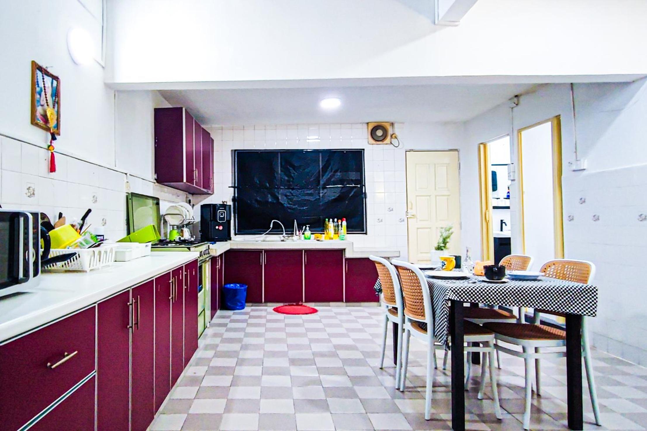 Lovely Six-Bedrooms Home at Bandar Sunway by HCK