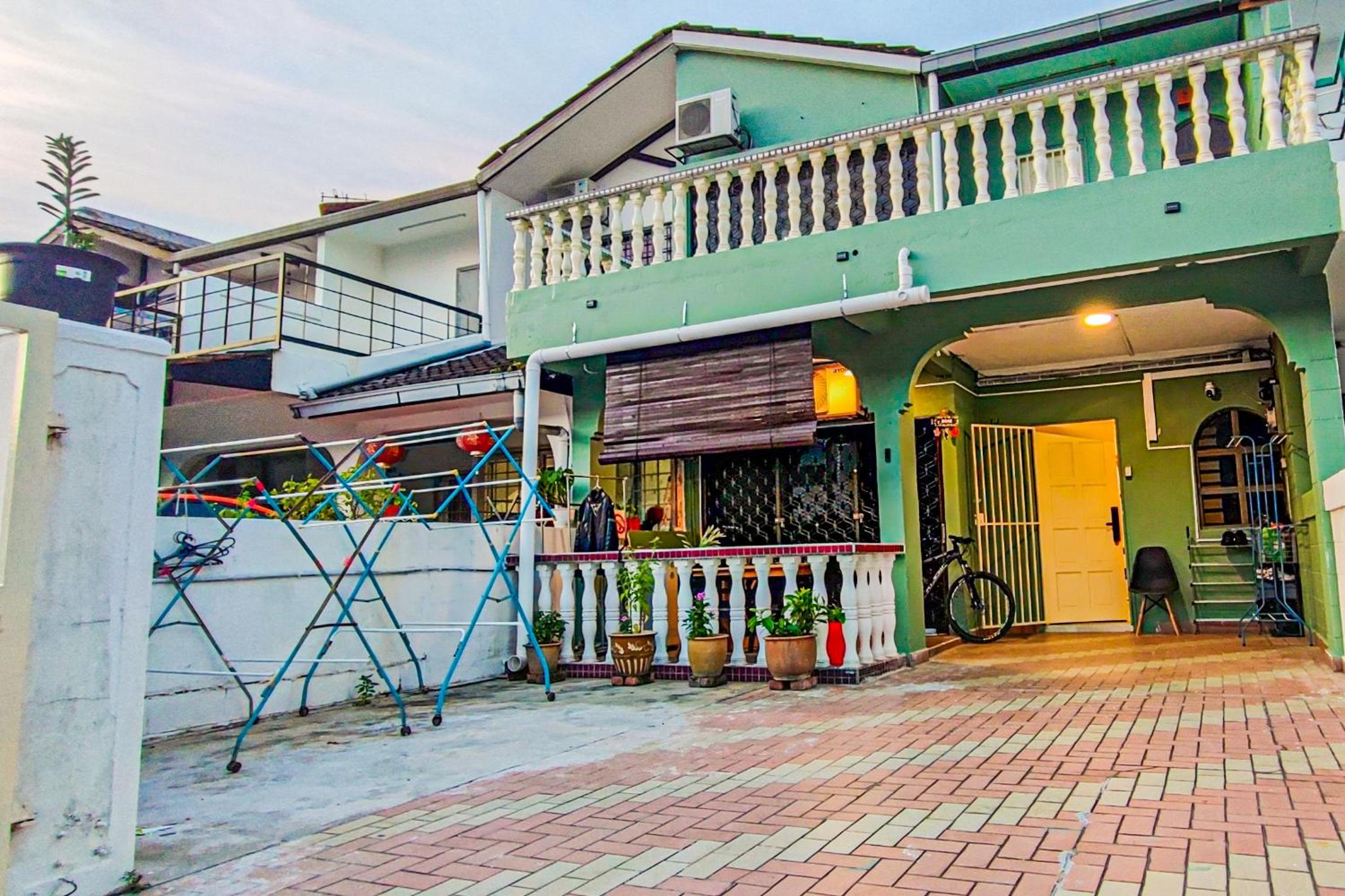 Lovely Six-Bedrooms Home at Bandar Sunway by HCK