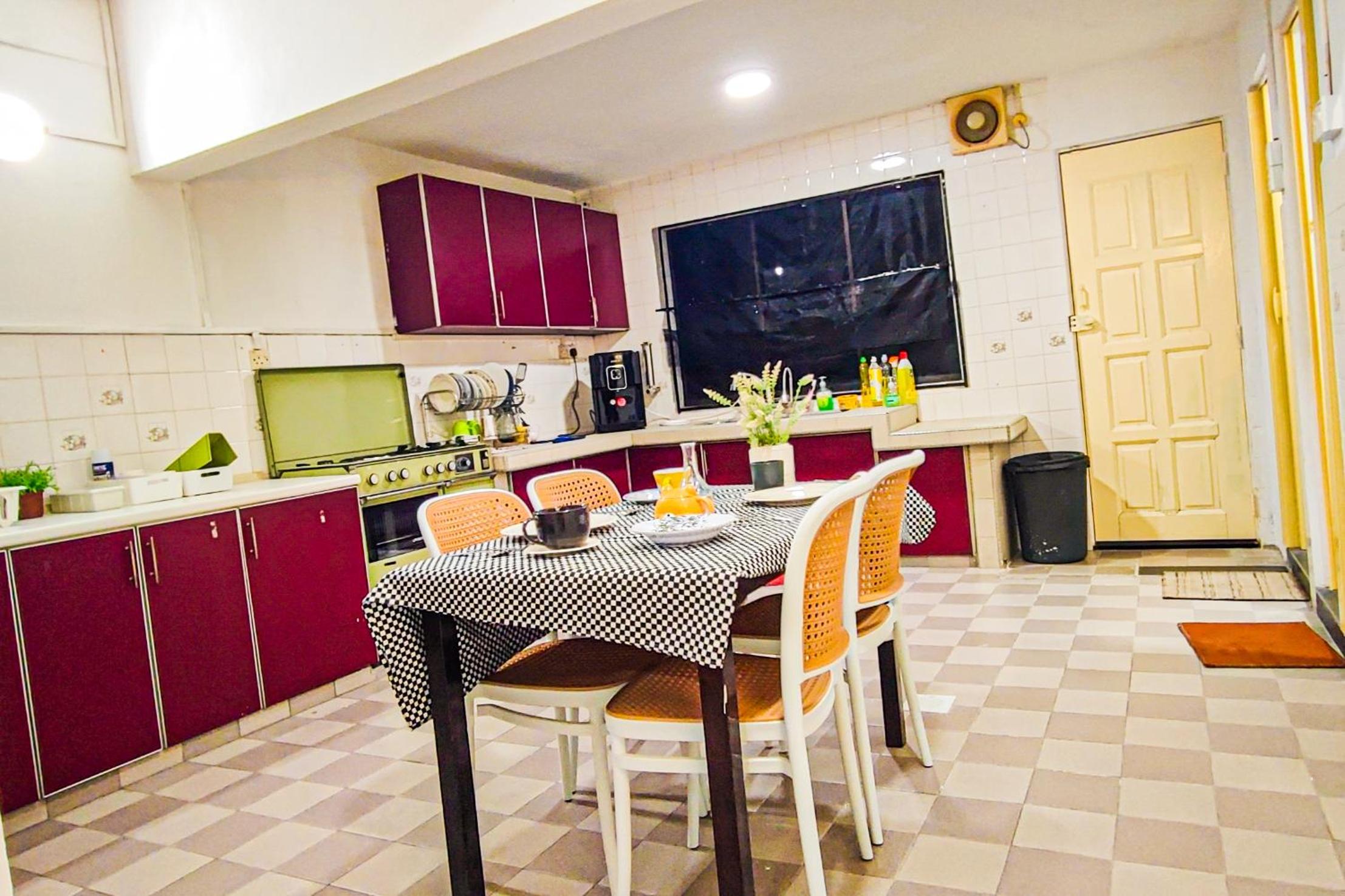 Lovely Six-Bedrooms Home at Bandar Sunway by HCK