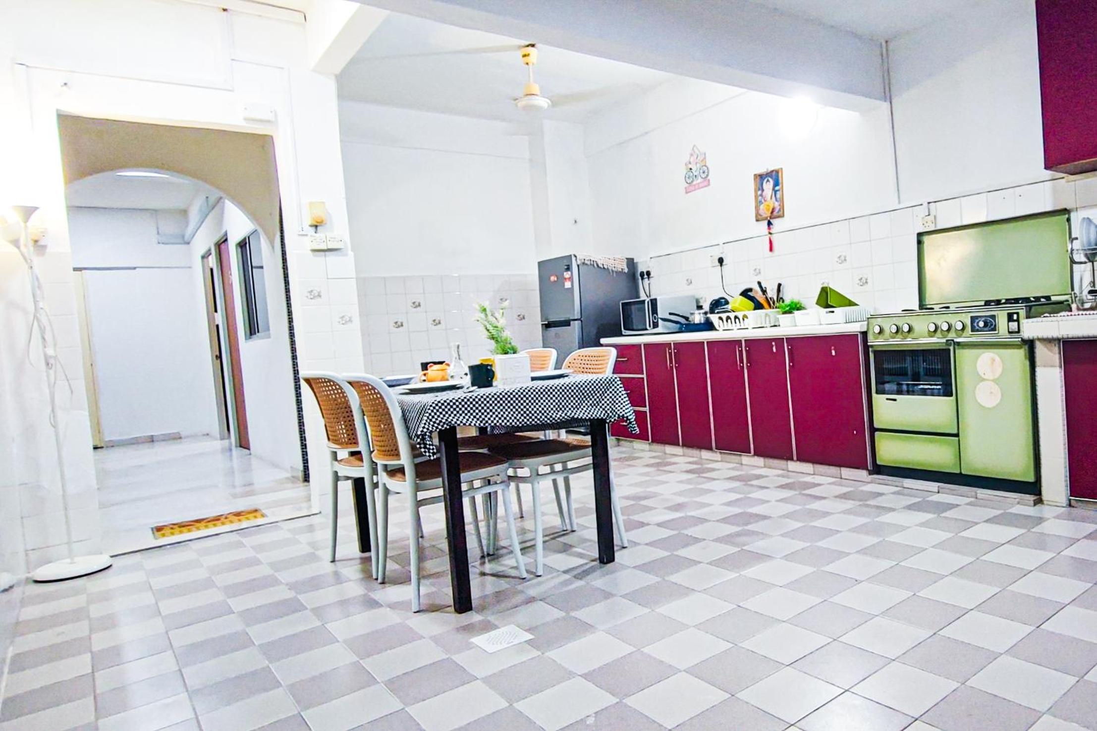 Lovely Six-Bedrooms Home at Bandar Sunway by HCK