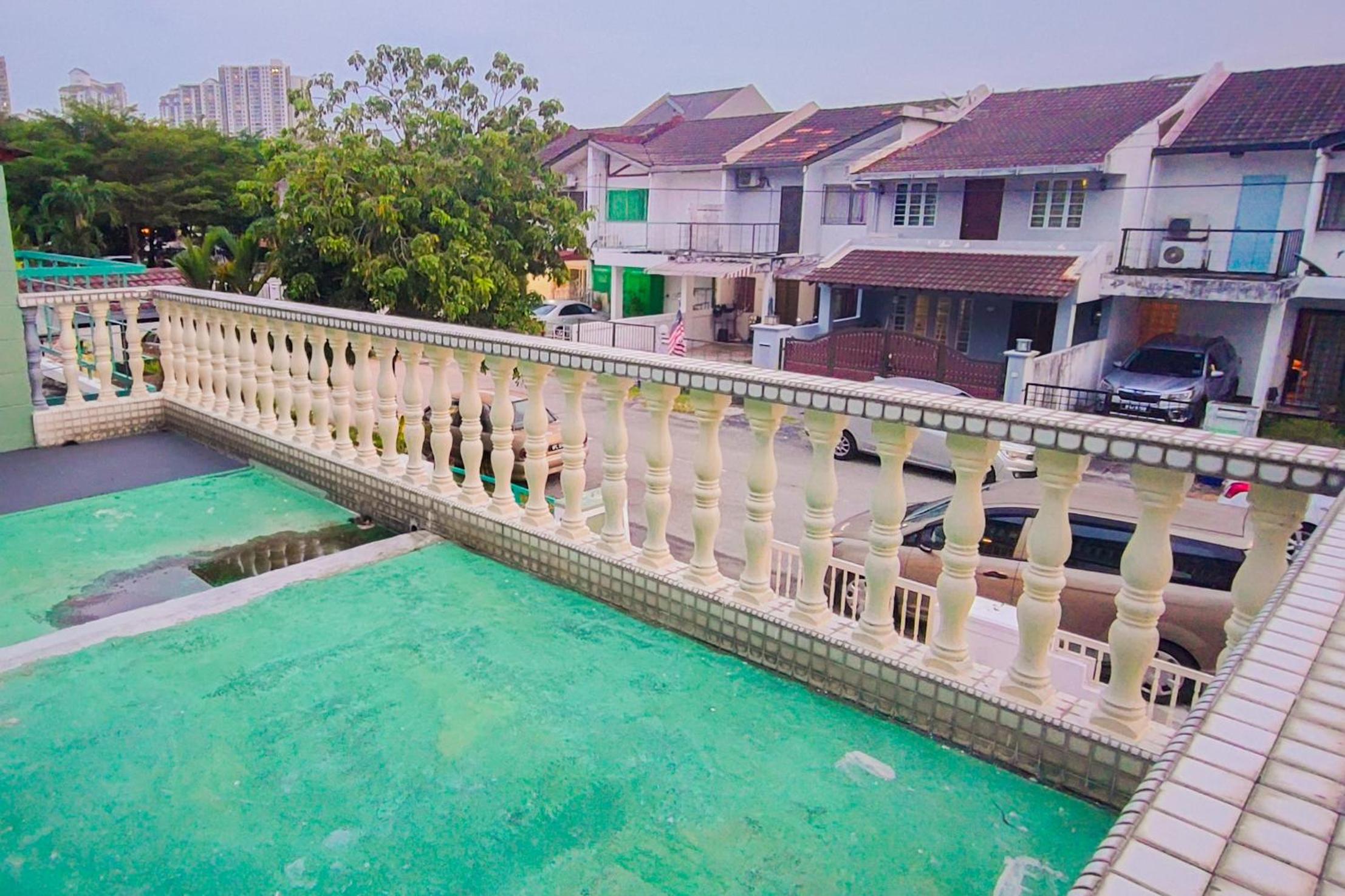 Lovely Six-Bedrooms Home at Bandar Sunway by HCK