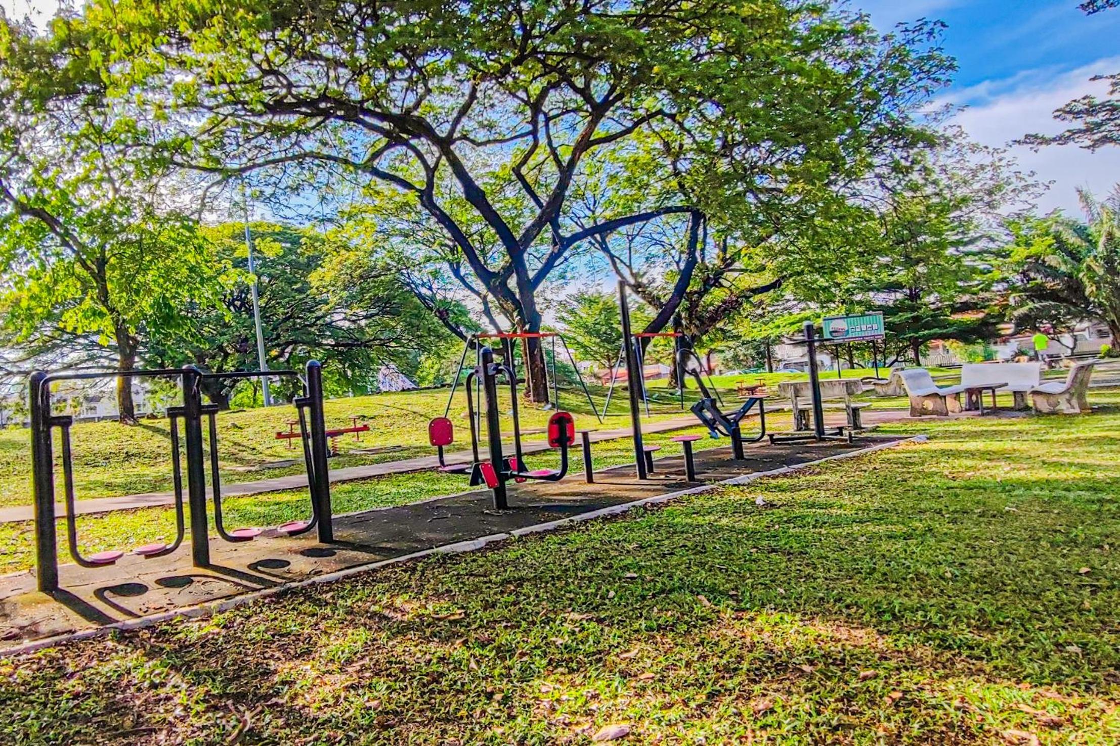 Lovely Six-Bedrooms Home at Bandar Sunway by HCK
