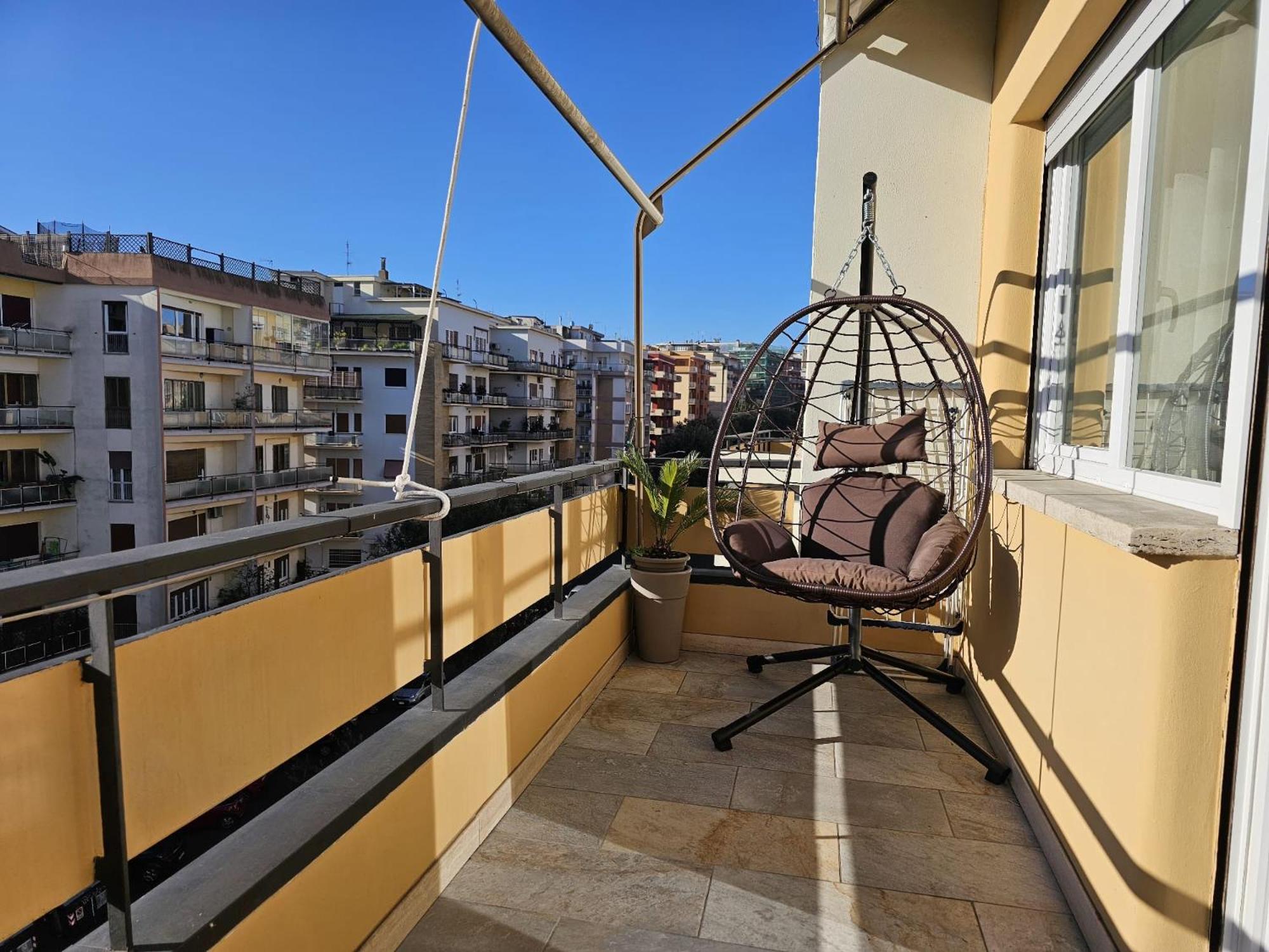 Upper San Pietro elegant flat on metro A with a view