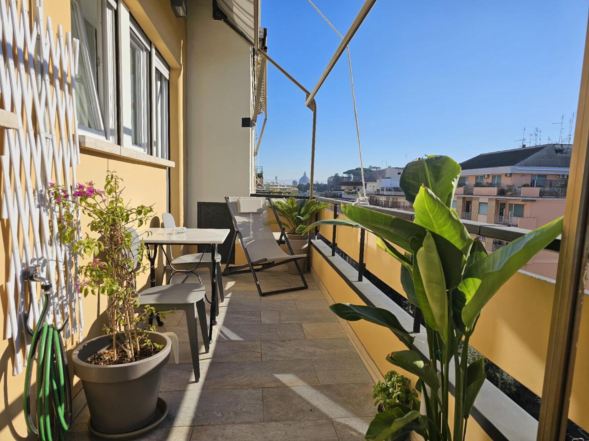 Upper San Pietro elegant flat on metro A with a view