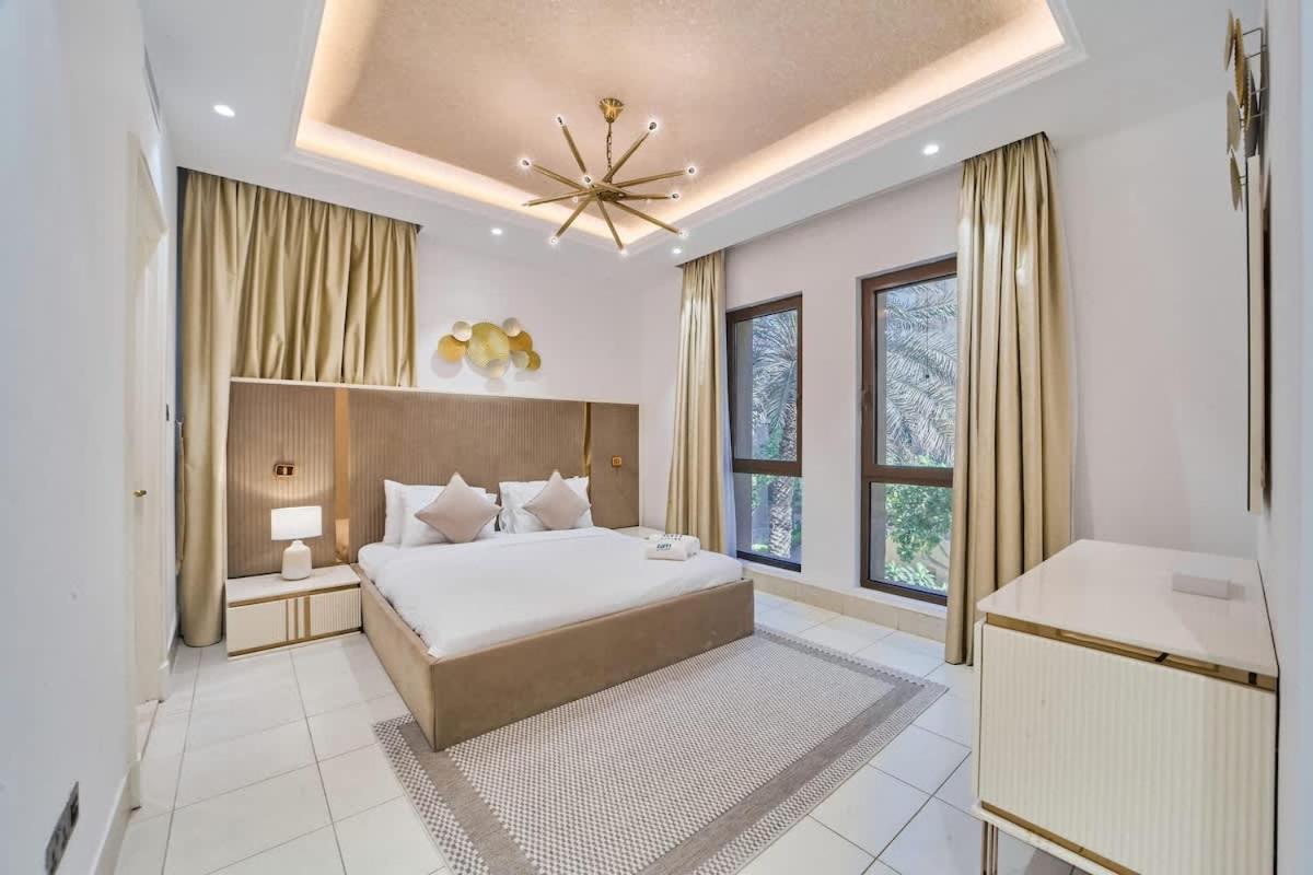 FAM Living - 2 Bedroom Old Town Dubai Stay