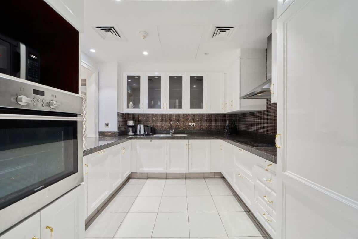 FAM Living - 2 Bedroom Old Town Dubai Stay
