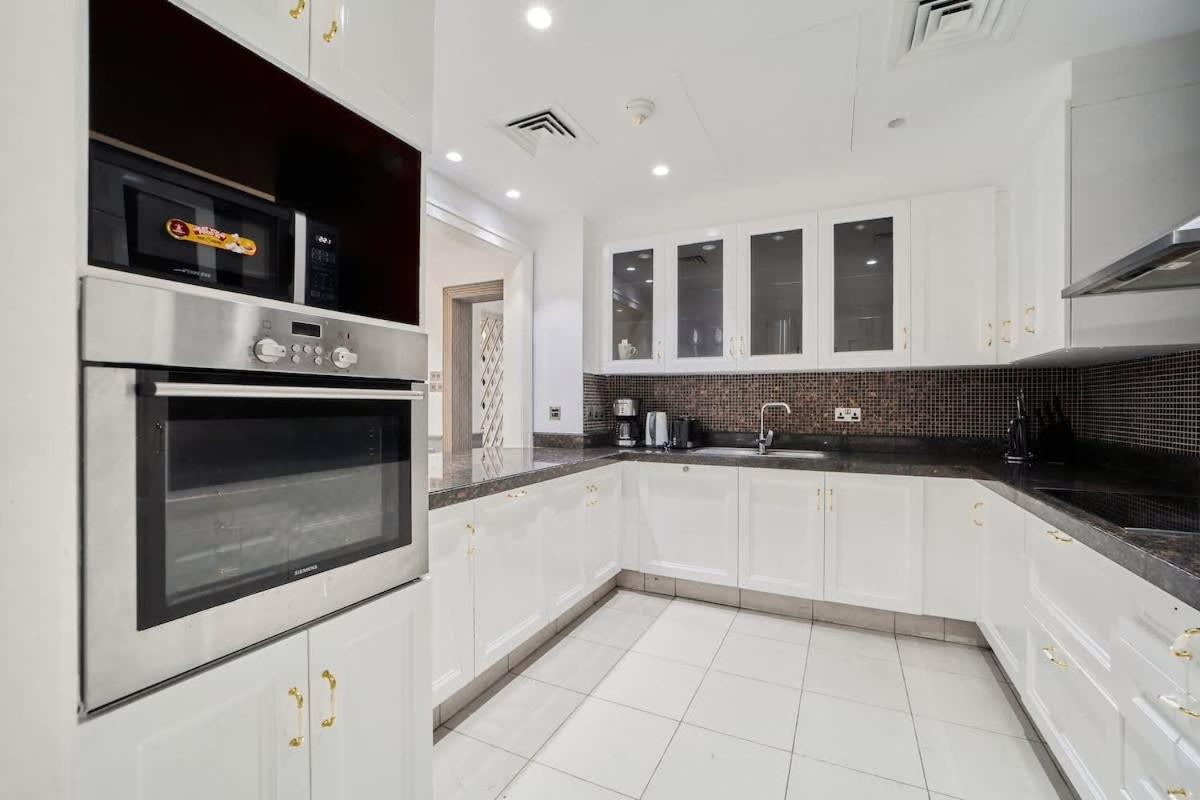 FAM Living - 2 Bedroom Old Town Dubai Stay
