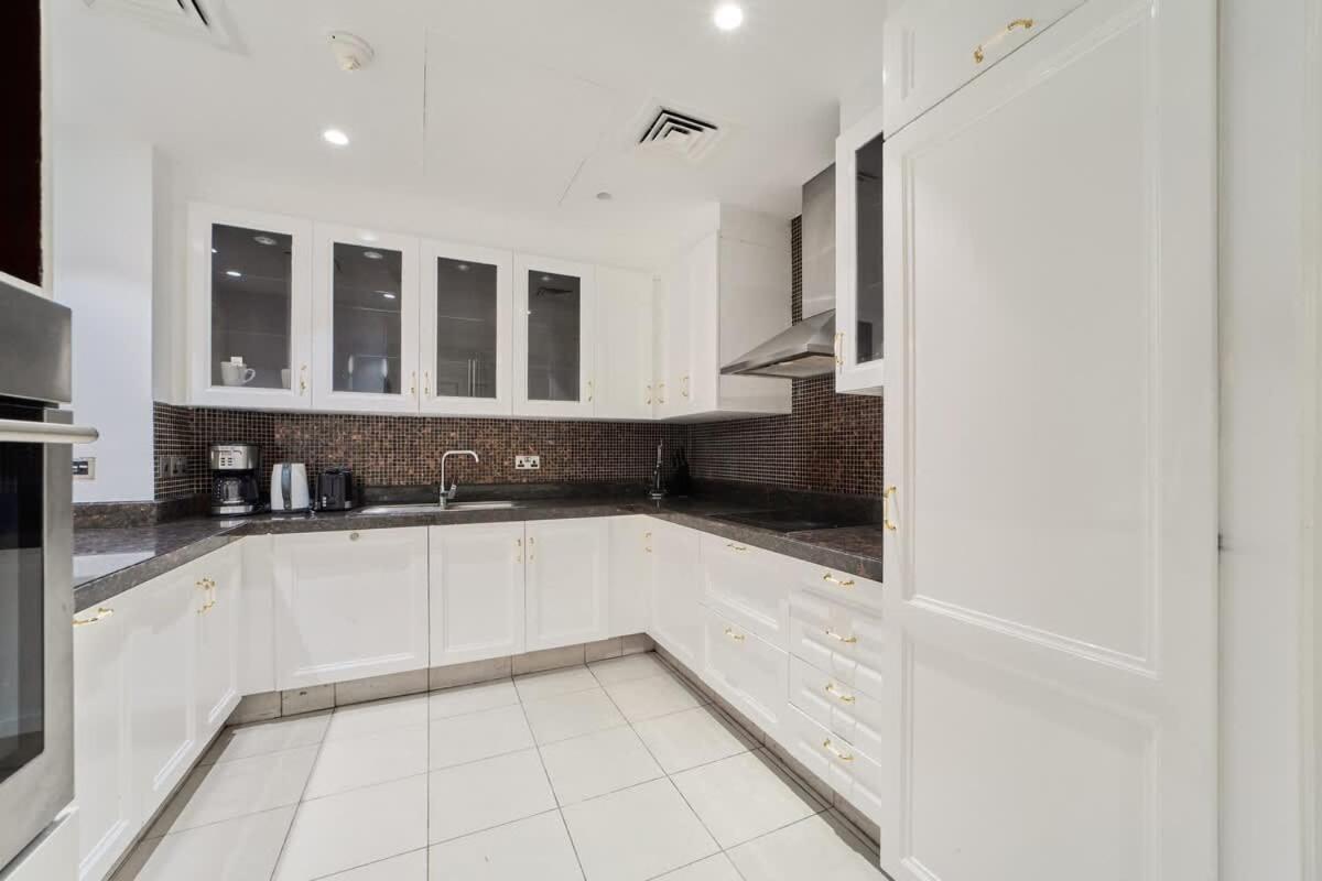 FAM Living - 2 Bedroom Old Town Dubai Stay