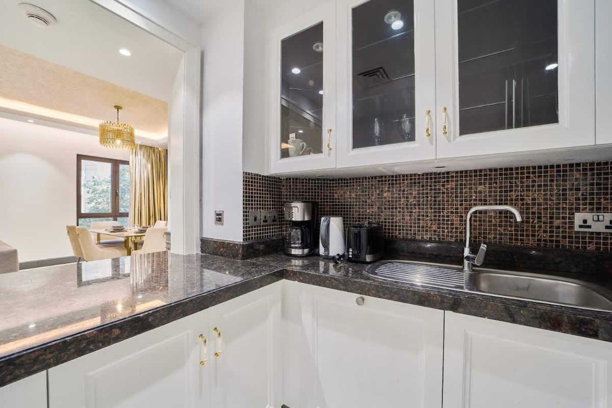 FAM Living - 2 Bedroom Old Town Dubai Stay