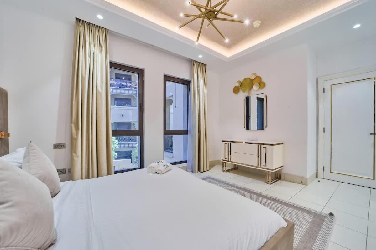 FAM Living - 2 Bedroom Old Town Dubai Stay