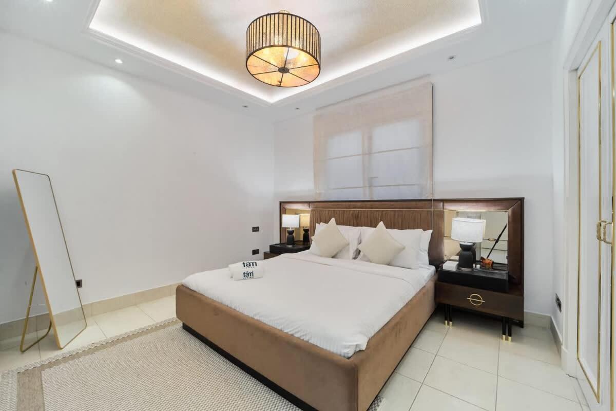 FAM Living - 2 Bedroom Old Town Dubai Stay