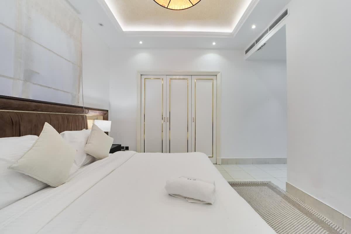 FAM Living - 2 Bedroom Old Town Dubai Stay