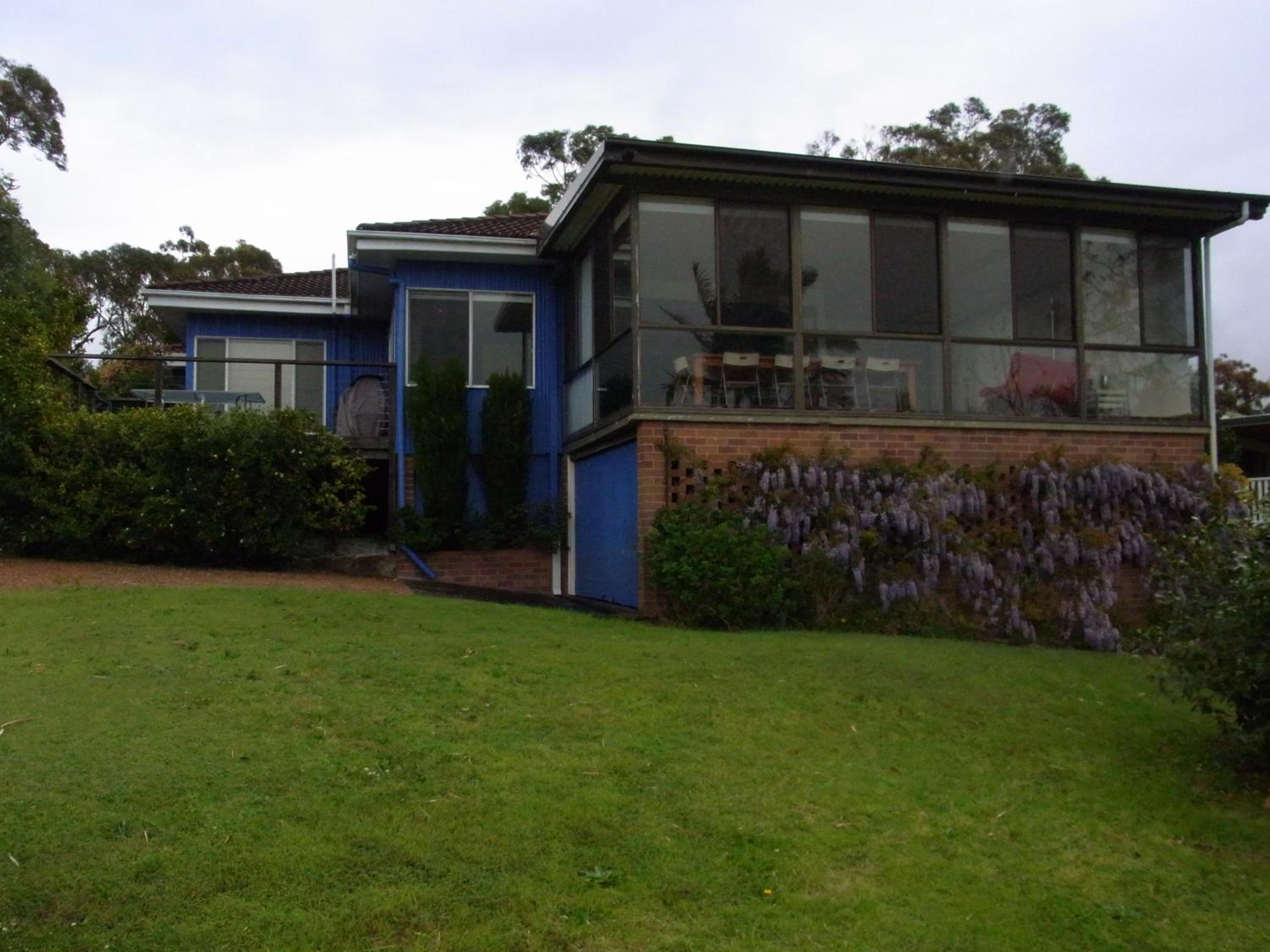 A LAKEHOUSE ESCAPE - a Waterfront Reserve on shores of Lake Macquarie