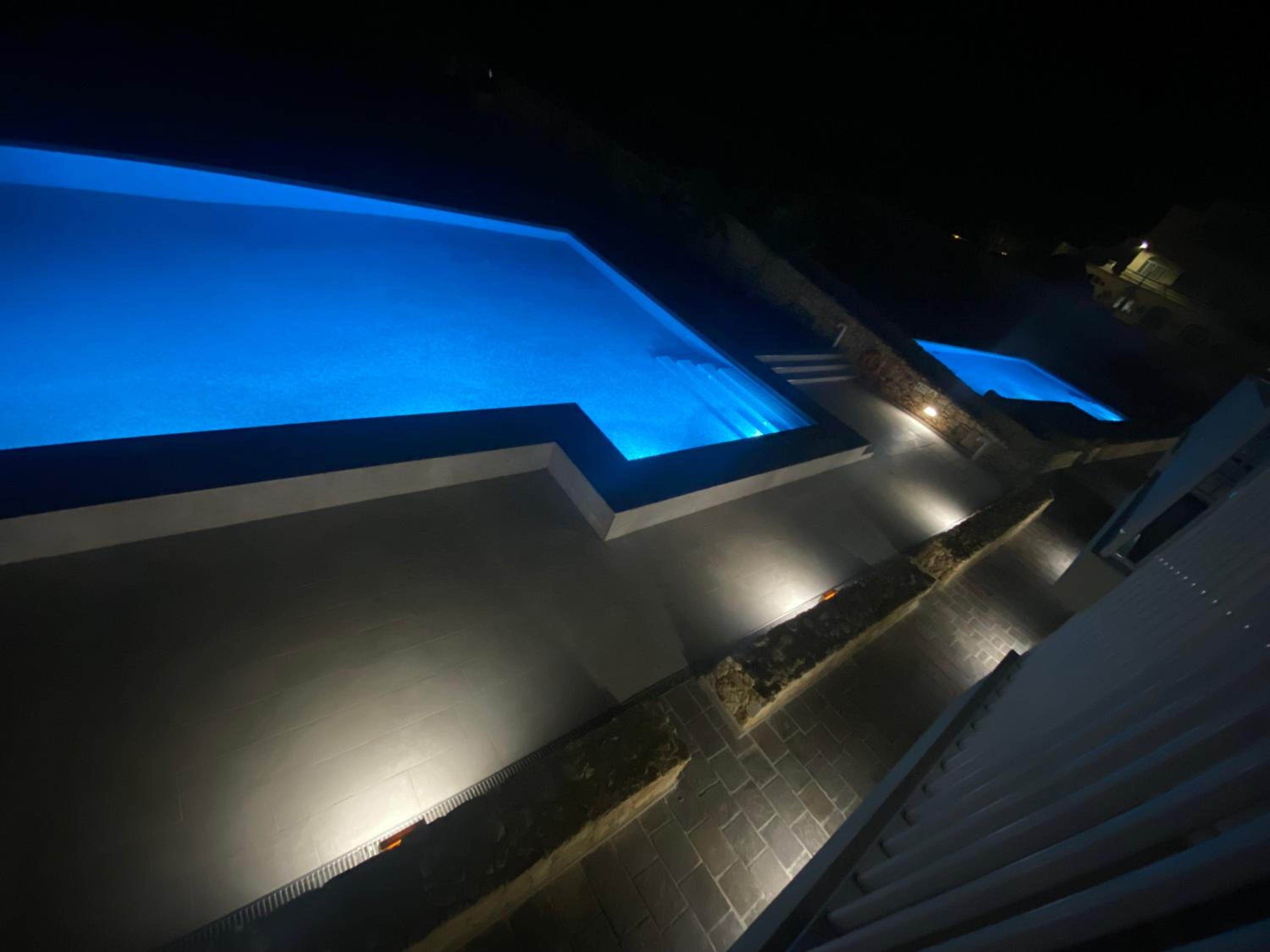 Cliff's Edge Luxury Apartment With Large Pool & Stunning Views