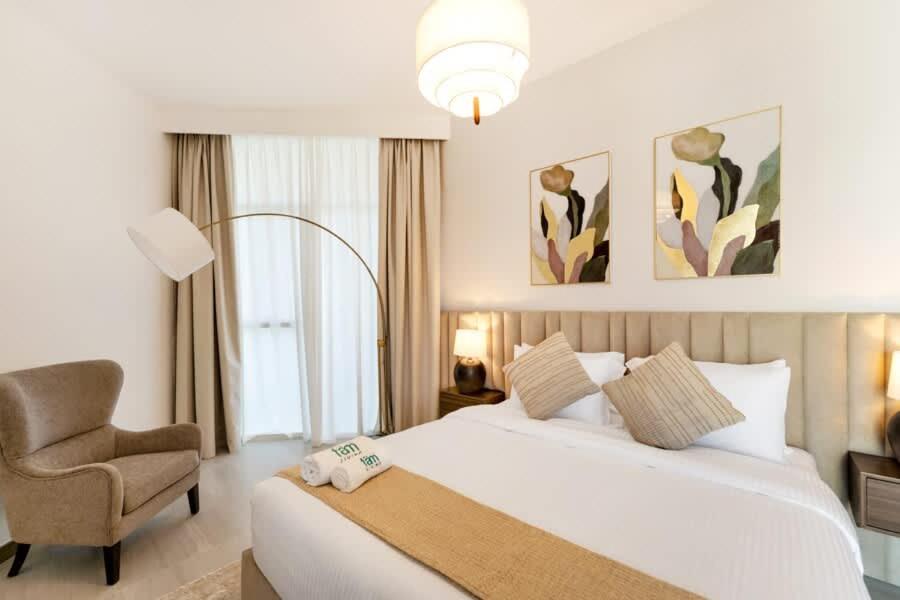 FAM Living Contemporary 2BR Oasis Waterfront Comfort Close to Downtown