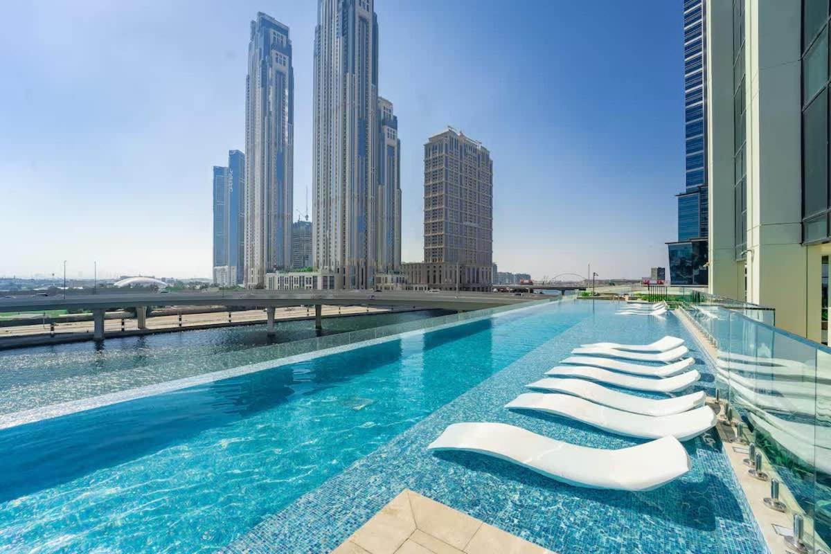 FAM Living Contemporary 2BR Oasis Waterfront Comfort Close to Downtown