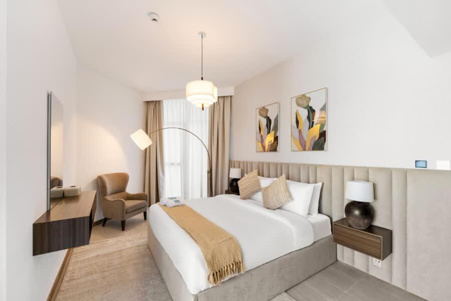 FAM Living Contemporary 2BR Oasis Waterfront Comfort Close to Downtown