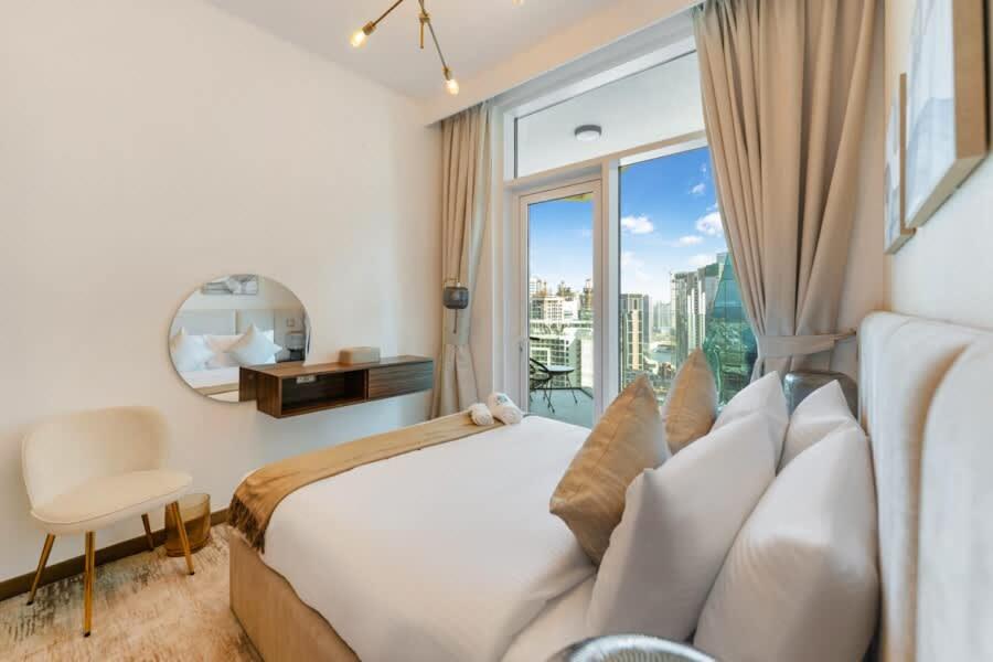 FAM Living Contemporary 2BR Oasis Waterfront Comfort Close to Downtown