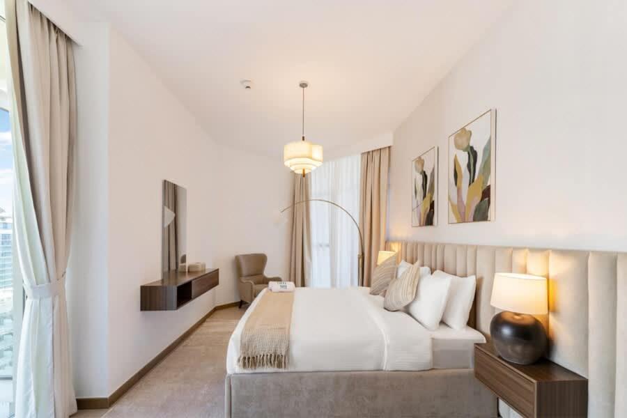 FAM Living Contemporary 2BR Oasis Waterfront Comfort Close to Downtown
