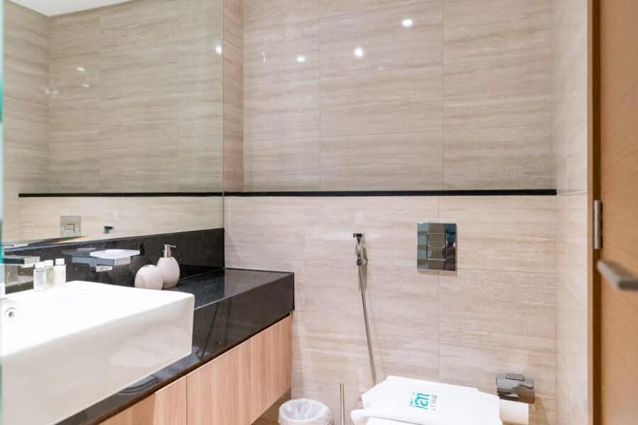 FAM Living Contemporary 2BR Oasis Waterfront Comfort Close to Downtown