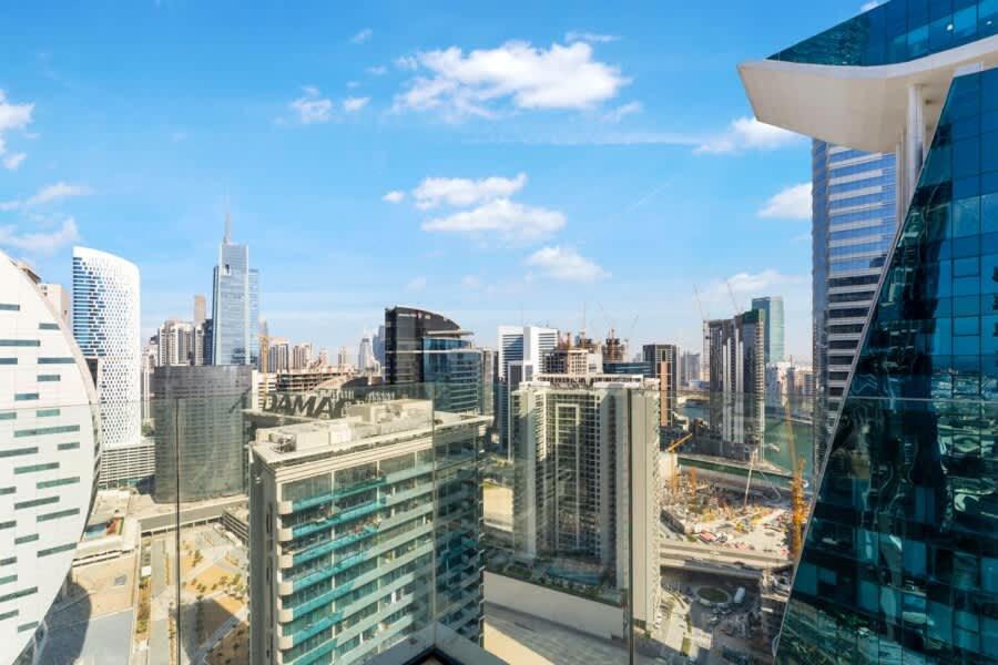FAM Living Contemporary 2BR Oasis Waterfront Comfort Close to Downtown