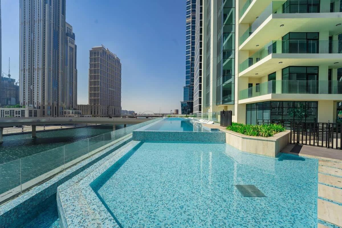 FAM Living Contemporary 2BR Oasis Waterfront Comfort Close to Downtown
