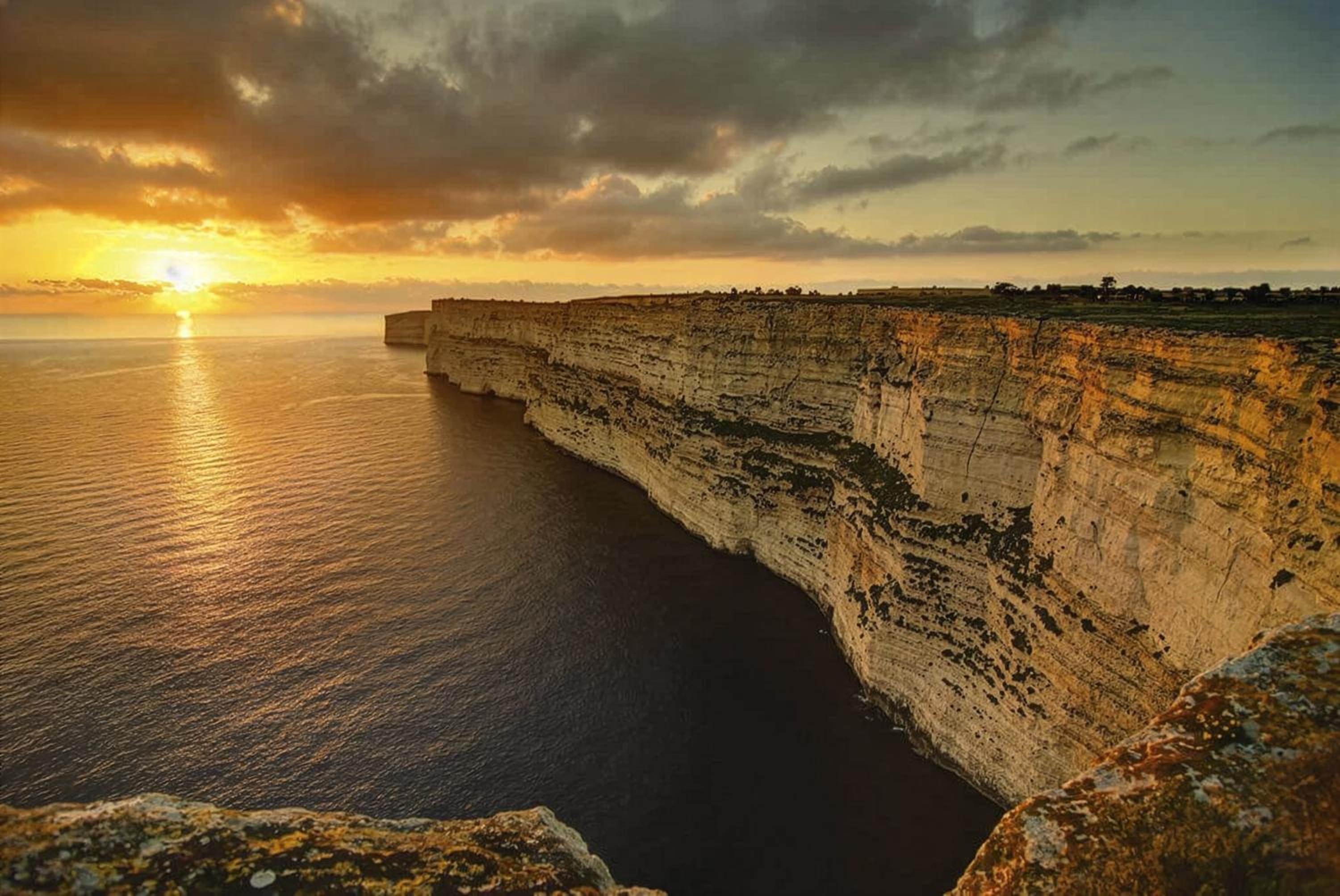 Cliff's Edge Luxury Apartment With Large Pool & Stunning Views