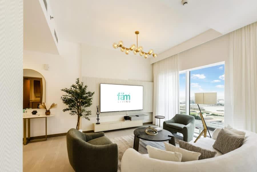 FAM Living - 3 bedroom and Maids Room Retreat Overlooking Dubai Canal