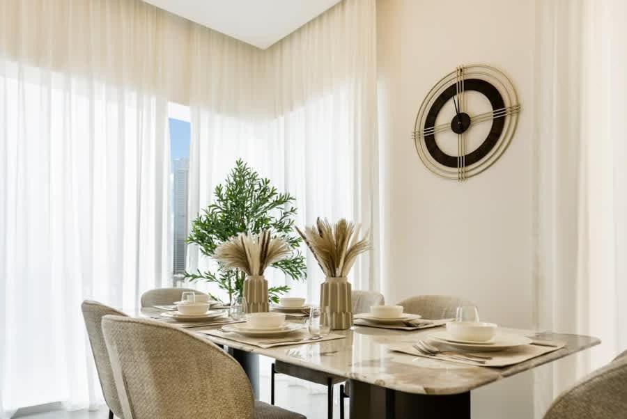 FAM Living - 3 bedroom and Maids Room Retreat Overlooking Dubai Canal