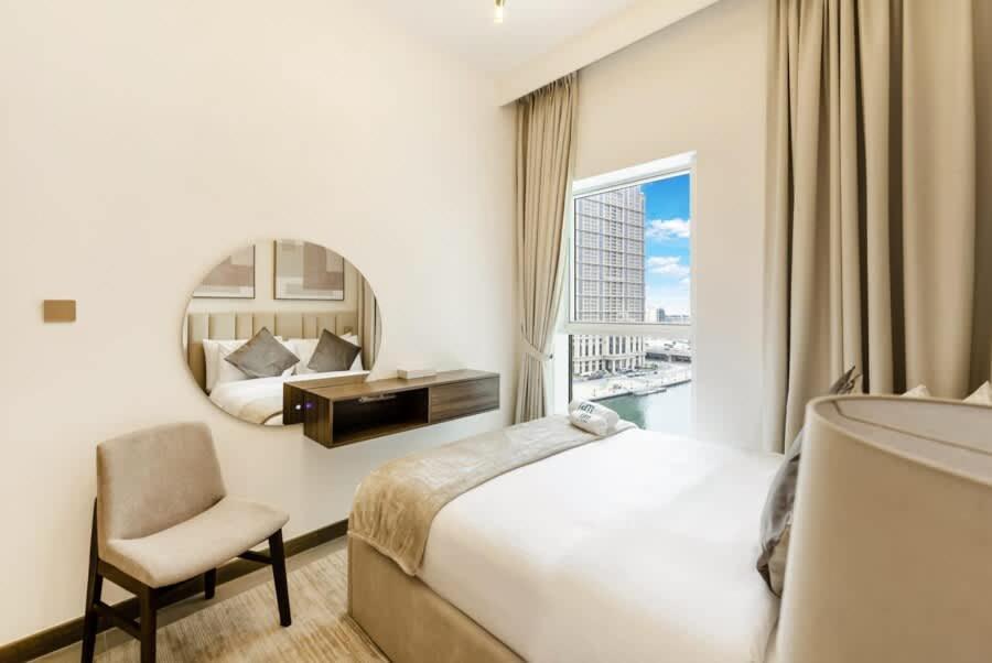 FAM Living - 3 bedroom and Maids Room Retreat Overlooking Dubai Canal