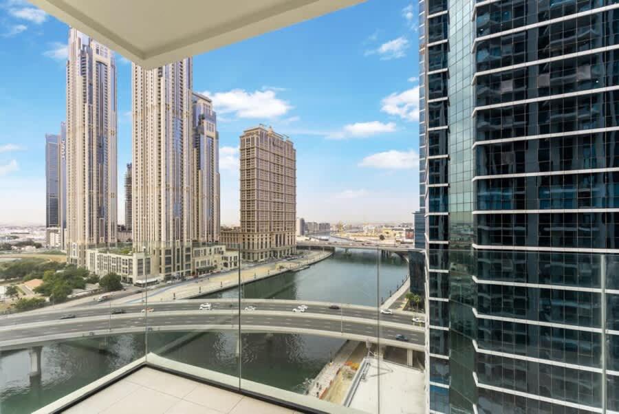 FAM Living - 3 bedroom and Maids Room Retreat Overlooking Dubai Canal