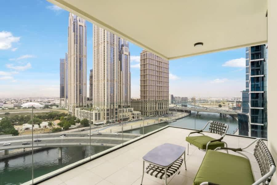 FAM Living - 3 bedroom and Maids Room Retreat Overlooking Dubai Canal