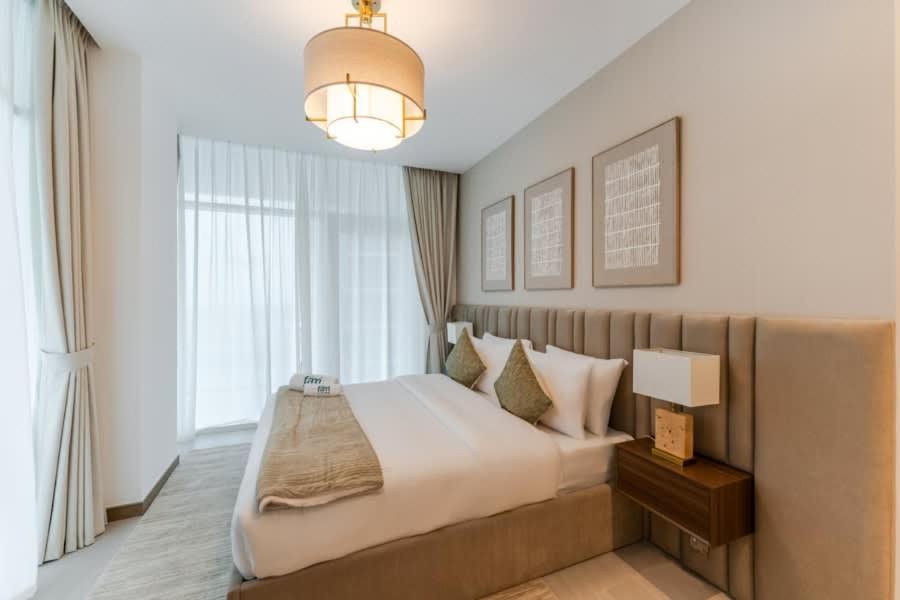 FAM Living - 3 bedroom and Maids Room Retreat Overlooking Dubai Canal
