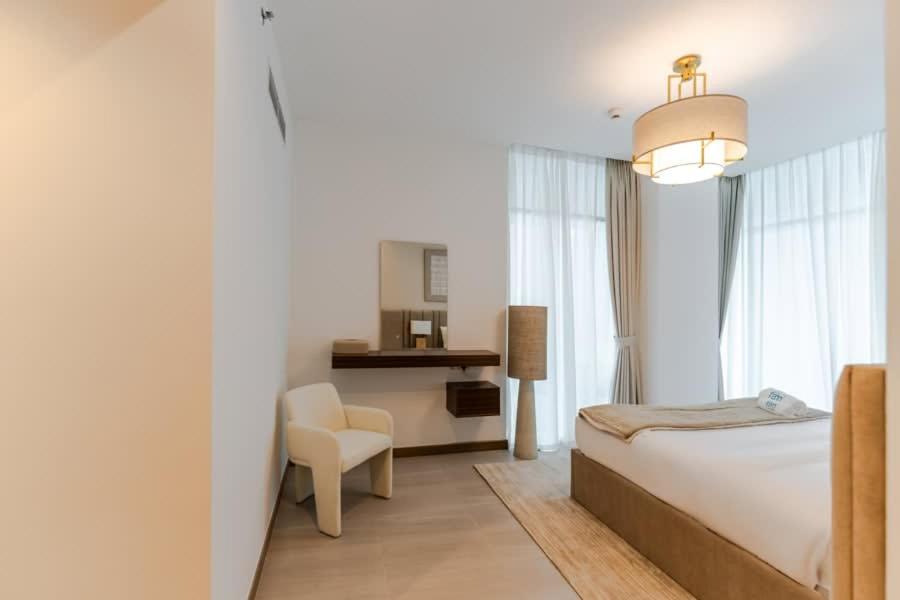 FAM Living - 3 bedroom and Maids Room Retreat Overlooking Dubai Canal