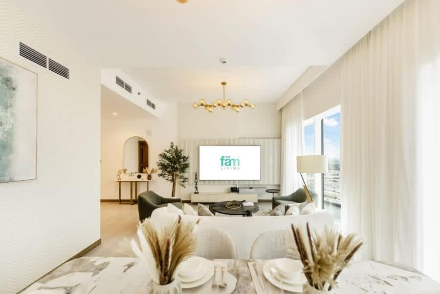 FAM Living - 3 bedroom and Maids Room Retreat Overlooking Dubai Canal