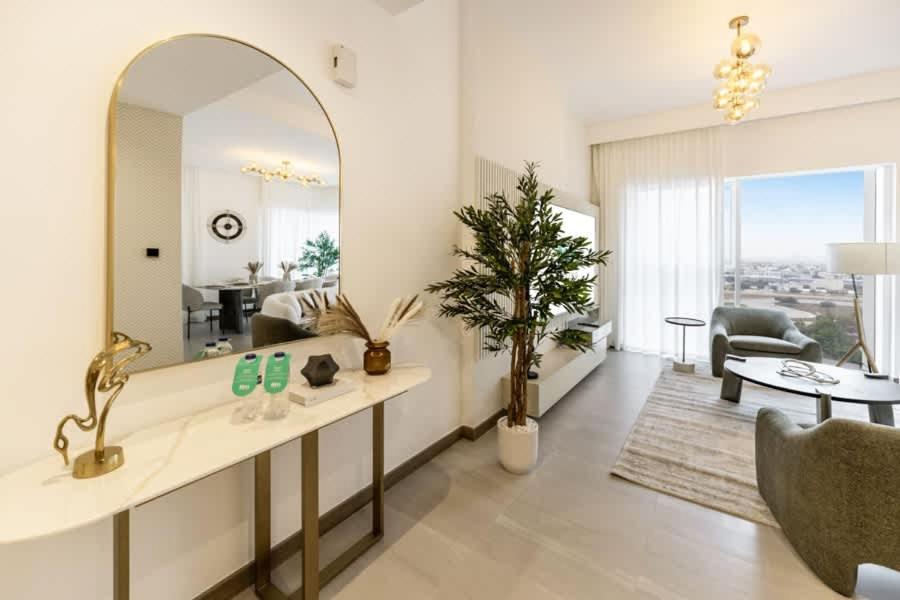 FAM Living - 3 bedroom and Maids Room Retreat Overlooking Dubai Canal