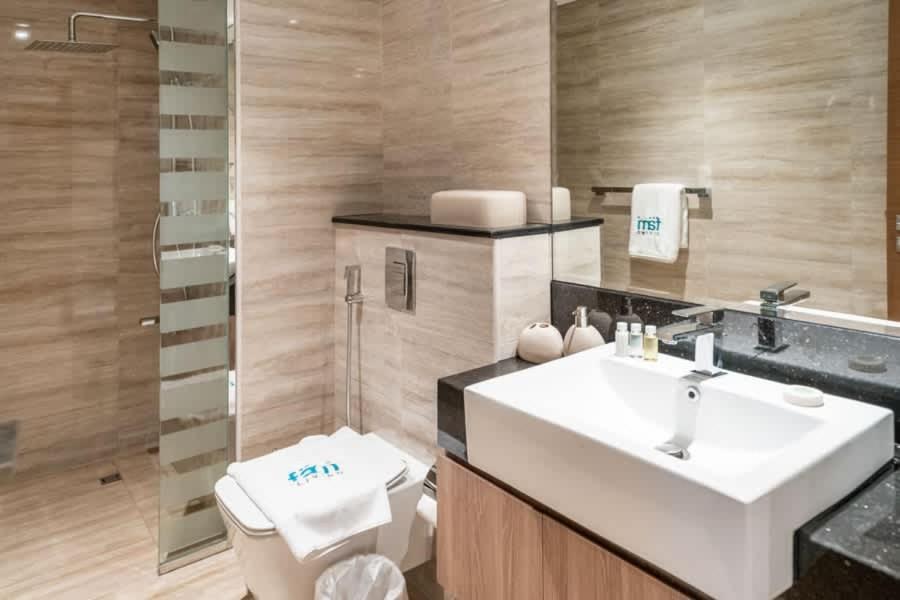 FAM Living - 3 bedroom and Maids Room Retreat Overlooking Dubai Canal