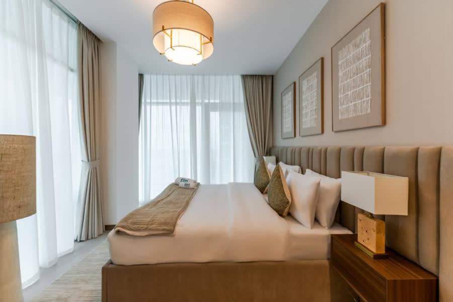 FAM Living - 3 bedroom and Maids Room Retreat Overlooking Dubai Canal