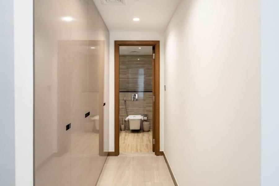 FAM Living - 3 bedroom and Maids Room Retreat Overlooking Dubai Canal