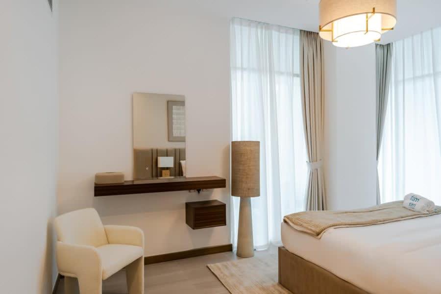 FAM Living - 3 bedroom and Maids Room Retreat Overlooking Dubai Canal