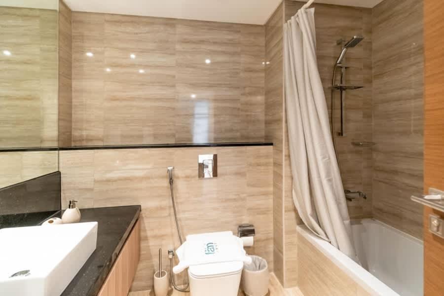 FAM Living - 3 bedroom and Maids Room Retreat Overlooking Dubai Canal