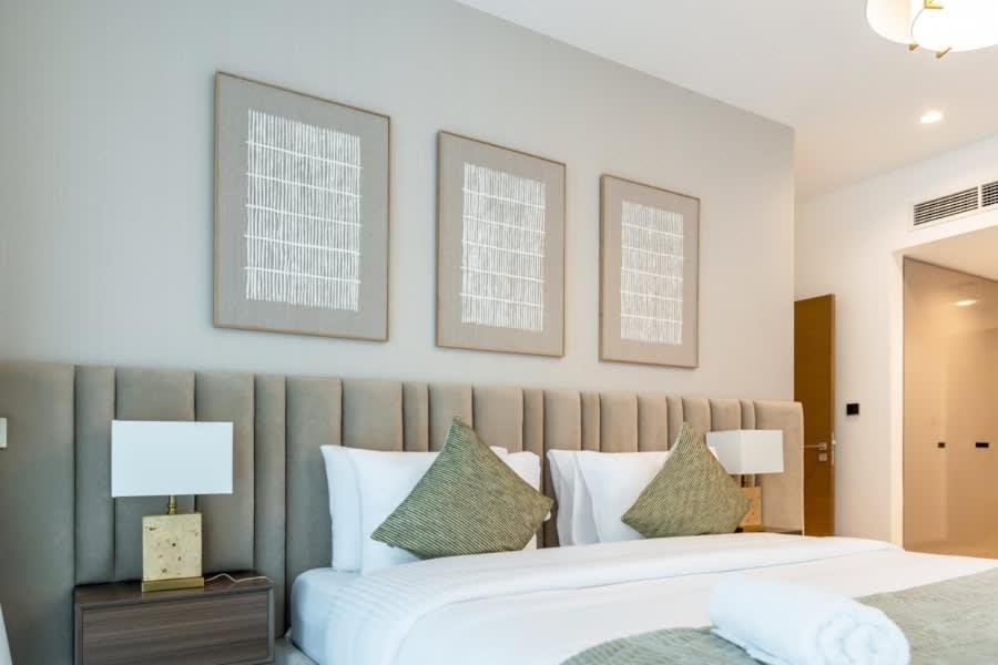 FAM Living - 3 bedroom and Maids Room Retreat Overlooking Dubai Canal