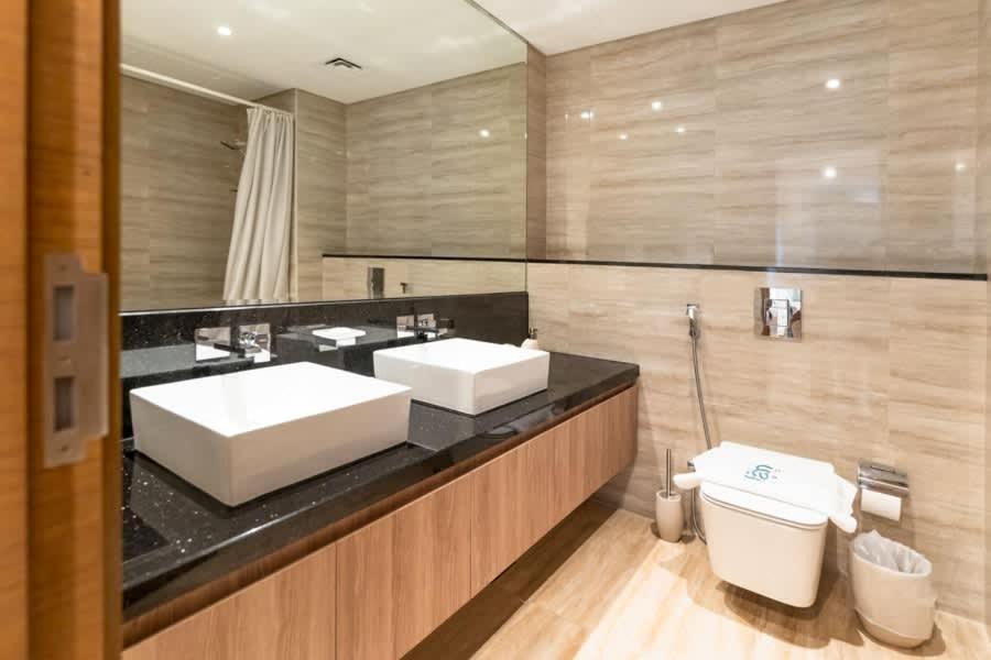 FAM Living - 3 bedroom and Maids Room Retreat Overlooking Dubai Canal