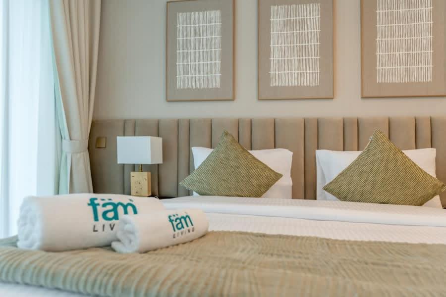 FAM Living - 3 bedroom and Maids Room Retreat Overlooking Dubai Canal