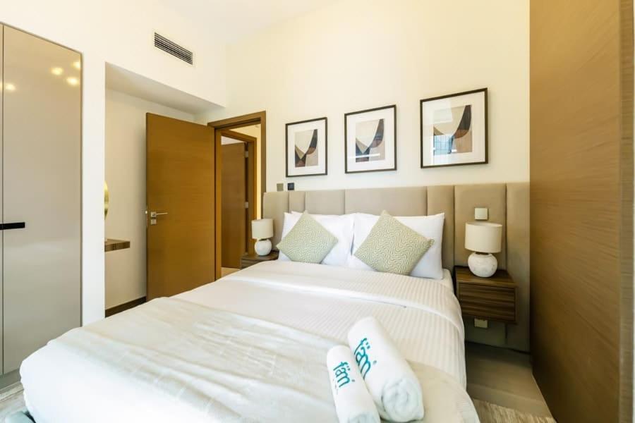 FAM Living - 3 bedroom and Maids Room Retreat Overlooking Dubai Canal